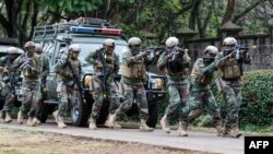 Miembros de la Unidad de Servicios Generales (GSU, por sus siglas en inglés) de la policía de Kenia participan en un ejercicio conjunto organizado por la embajada de Estados Unidos para desarrollar capacidades antiterroristas, en Nairobi, Kenia, el 30 de octubre de 2021.