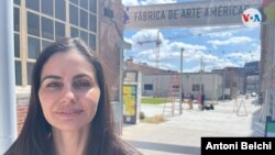 Sandra López posa frente a una de las entradas de "Fábrica de Arte Américas" en Denver, Colorado, donde se está celebrando la Cumbre de Ciudades de las Américas.