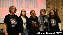 (Kiri-kanan) Sharon Aloni Cunio, Adina Moshe, Nili Margalit, Sahar Calderon dan Aviva Siegel, para penyintas penyanderaan oleh Hamas pada 7 Oktober 2023, dan kemudian dibebaskan, memberi keterangan pers di Tel Aviv, 7 Februari 2024. (Foto: Ahmad Gharabli/AFP)