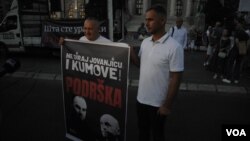 Predstavnici opozicije Srđan MIlivojević i Miroslav Aleksić ispred plakata podrške smenjenim policijskim inspektorima (foto: FoNet)