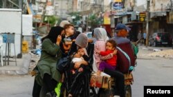 Palestinians flee their homes amid Israeli strikes, in Khan Younis, southern Gaza Strip October 10, 2023. 