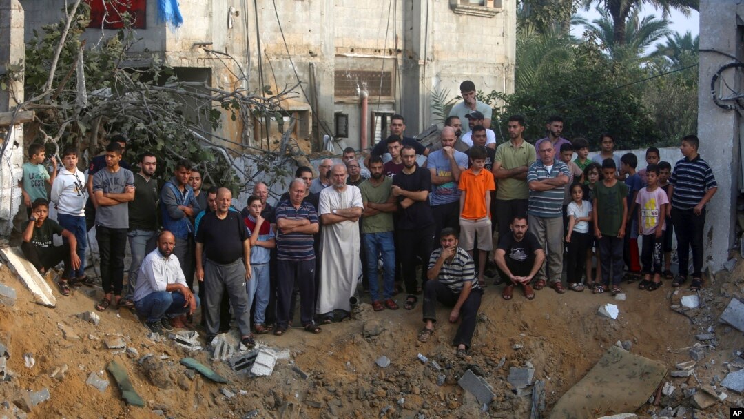 Krater posle eksplozije u Kan Junisu, mestu u južnom delu Pojasa Gaze (AP/Mohammed Dahman)