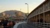 Migrantes que buscan asilo en Estados Unidos y que previamente solicitaron una cita a través de la aplicación CBP One, caminan por el puente fronterizo internacional Paso del Norte, en El Paso, Texas, el 14 de junio de 2024.