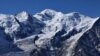 Pemandangan gunung Mont Blanc dalam foto yang diambil dari wilayah Le Brevent, Chamonix, Prancis, pada 14 Juni 2022. (Foto: Reuters/Denis Balibouse)