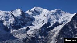 Pemandangan gunung Mont Blanc dalam foto yang diambil dari wilayah Le Brevent, Chamonix, Prancis, pada 14 Juni 2022. (Foto: Reuters/Denis Balibouse)