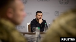 ប្រធានាធិបតី​អ៊ុយក្រែន​លោក Volodymyr Zelenskyy ចូលរួម​កិច្ចប្រជុំ​ជាមួយ​មន្ត្រី​យោធា​អ៊ុយក្រែន នៅ​តំបន់​ Kharkiv ប្រទេស​អ៊ុយក្រែន នាថ្ងៃទី១៦ ខែឧសភា ឆ្នាំ២០២៤។ (Ukrainian Presidential Press Service/Handout via REUTERS)