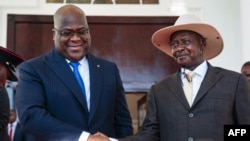 Rais wa jamuhuri ya Kidemokrasia ya Congo Felix Tshisekedi (kushoto) akipeana mkono na rais wa Uganda Yoweri Museveni Novemba 9, 2019. (Picha na Sumy Sadurni / AFP.