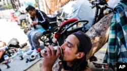 Un hombre sin hogar llamado Angel bebe un refresco para hidratarse durante una ola de calor en San Francisco, el miércoles 3 de julio de 2024.