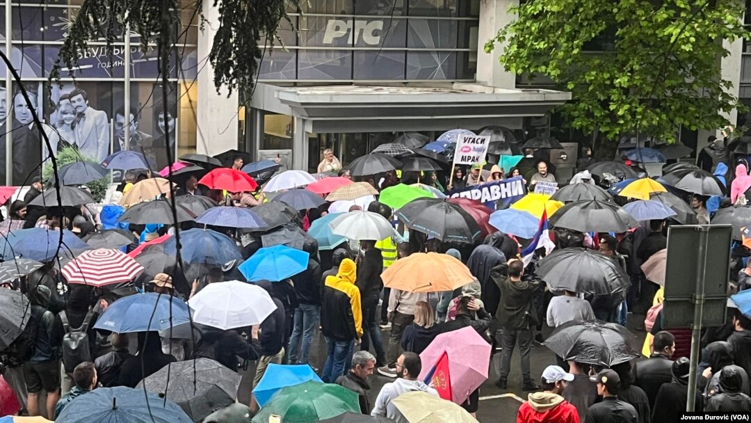 Protest građana pred Radio-televizijom Srbije (Foto: Glas Amerike/Jovana Đurović)