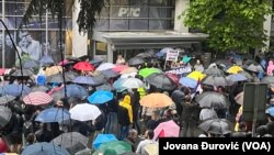 Protest građana pred Radio-televizijom Srbije (Foto: Glas Amerike/Jovana Đurović)