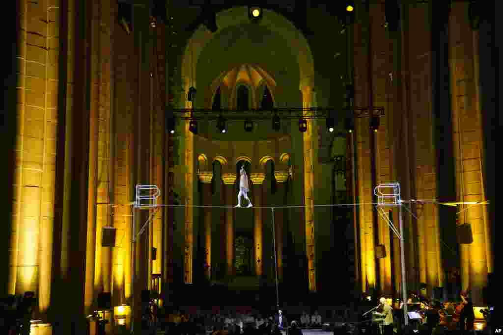 Pemain akrobat Philippe Petit berjalan di atas tali baja di dalam Gereja Katedral St. John the Divine di New York. (AP)&nbsp;