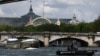 Un barco de la policía patrulla el río Sena cerca del Grand Palais, 100 días antes del inicio de los Juegos Olímpicos de París 2024 en París, Francia, el 17 de abril de 2024. 