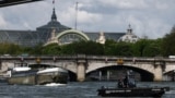 Un barco de la policía patrulla el río Sena cerca del Grand Palais, 100 días antes del inicio de los Juegos Olímpicos de París 2024 en París, Francia, el 17 de abril de 2024. 