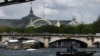 资料照片：在巴黎奥运会开幕前100天，一艘警察小艇在巴黎大皇宫附近的塞纳河上巡逻。(2024年4月17日)