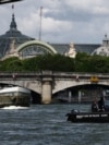 资料照片：在巴黎奥运会开幕前100天，一艘警察小艇在巴黎大皇宫附近的塞纳河上巡逻。(2024年4月17日)