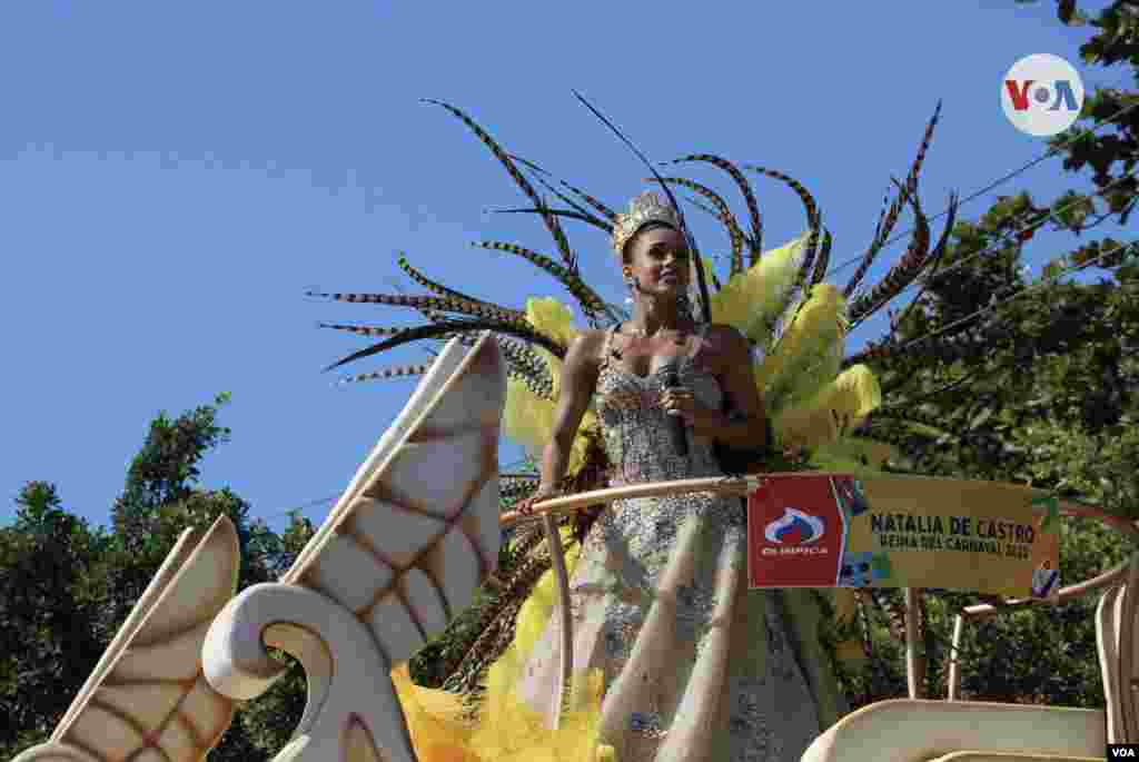 La Reina del Carnaval de Barranquilla: Representa a los barranquilleros. Desde su proclamación es la vocera de las fiestas y tradiciones de su ciudad. Además, es quien lidera importantes eventos como el pintoresco desfile de carrozas, denominado la Batalla de Flores. [Foto: Karen Sánchez, VOA]