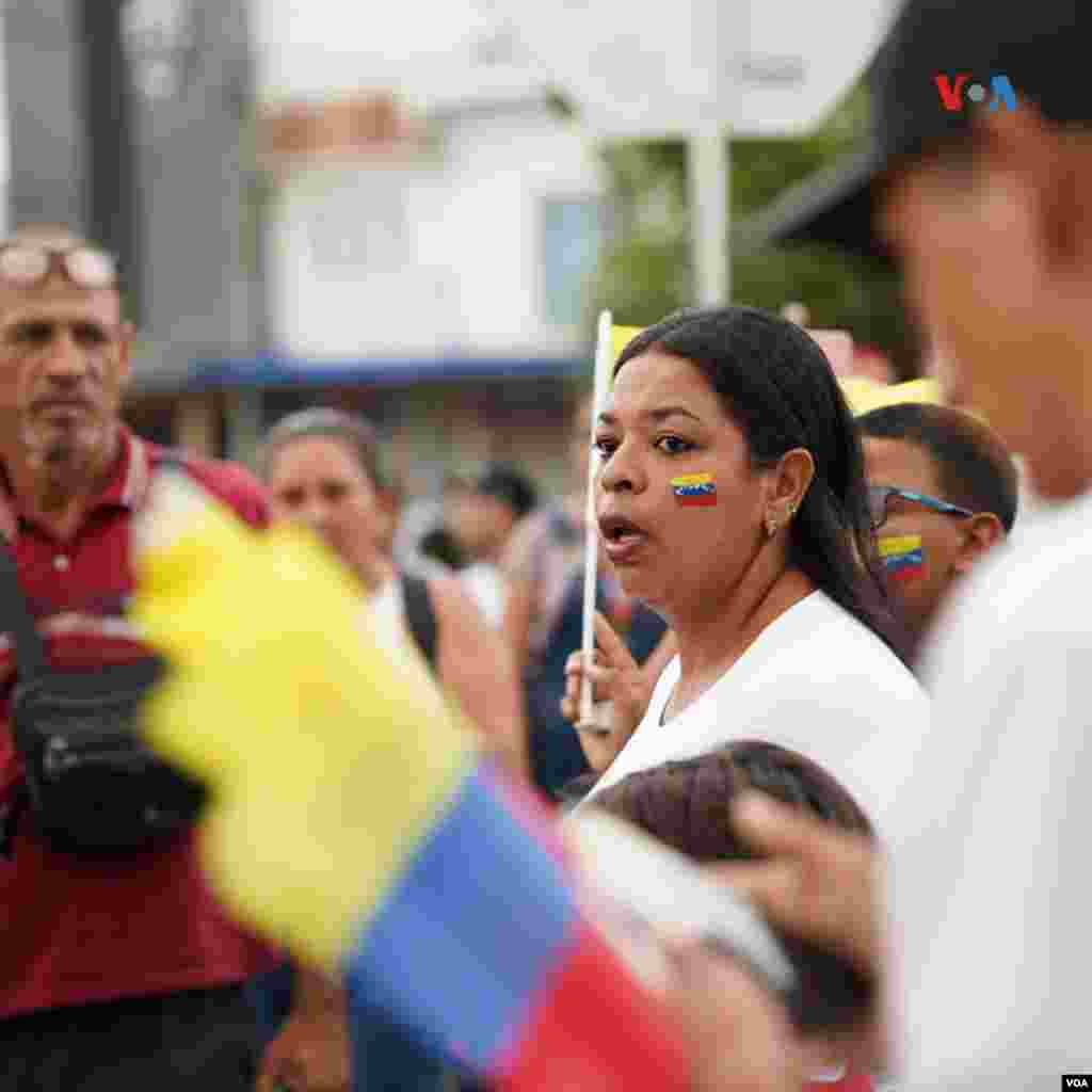 Hacia las 5 p.m. (hora de Colombia) comenzaron a llegar ciudadanos venezolanos al puente internacional Simón Bolívar.