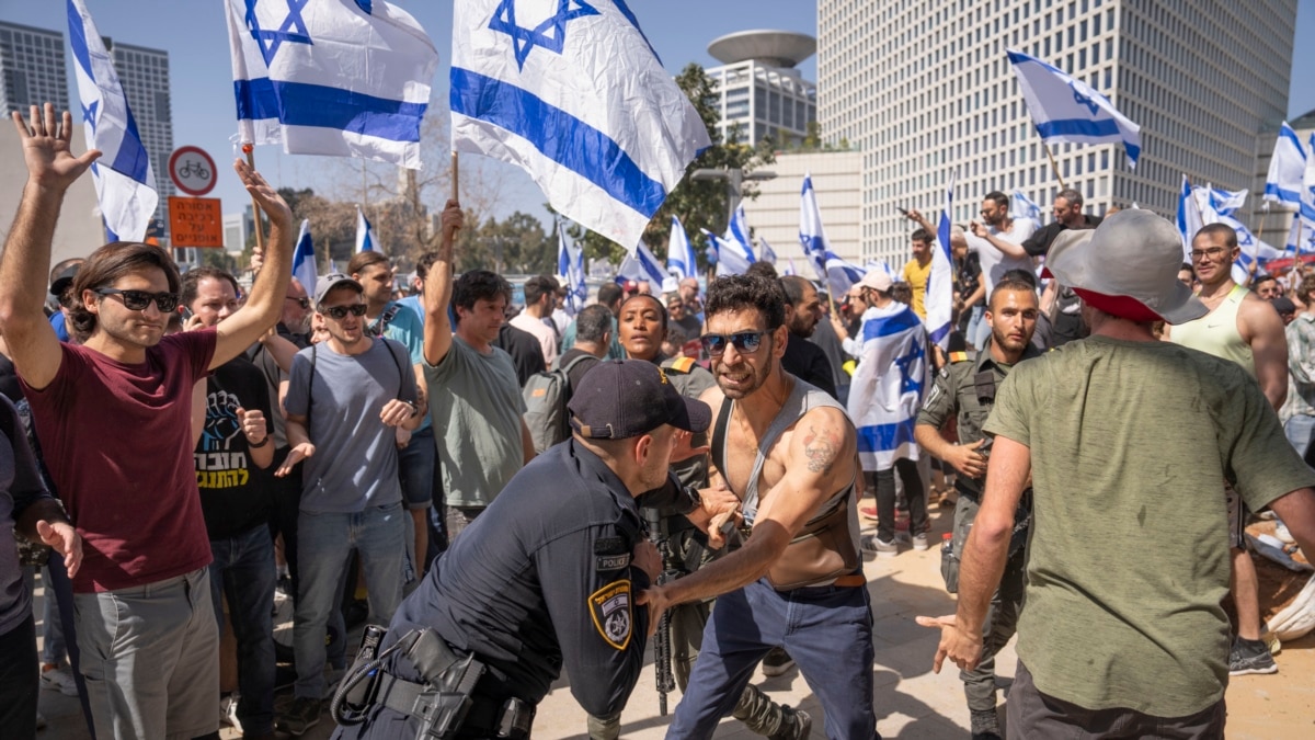 Israeli Protesters Clash With Police Confront Pm S Wife