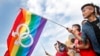 资料照 - 台湾LGBT和人权支持民众2016年11月10 在台北的一个支持同性恋婚姻权利倡议的集会上挥舞彩虹旗。2019年，台湾成为亚洲首个允许同性恋者结婚的国家。