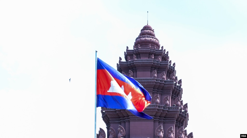 ទង់ជាតិខ្មែរបក់នៅមុខស្ថាបត្យកម្មនៃវិមាន​ឯករាជ្យជាតិ នៅរាជធានីភ្នំពេញ កាលពីថ្ងៃទី ២០ ខែមីនា ឆ្នាំ ២០២៣។ (ទែន សុខស្រីនិត/វីអូអេ)