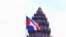 ទង់ជាតិខ្មែរបក់នៅមុខស្ថាបត្យកម្មនៃវិមាន​ឯករាជ្យជាតិ នៅរាជធានីភ្នំពេញ កាលពីថ្ងៃទី ២០ ខែមីនា ឆ្នាំ ២០២៣។ (ទែន សុខស្រីនិត/វីអូអេ)