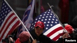 Una seguidora del expresidente Donald Trump recorre las calles de Nueva York en apoyo al exmandatario, el 3 de abril de 2004.