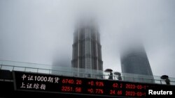 上海陆家嘴一个电子显示屏幕上显示的股市指数。（2023年3月17日）