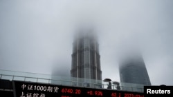 上海陸家嘴一個電子顯示屏幕上顯示的股市指數。（2023年3月17日）