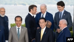 Joe Biden (em cima) e Lula da Silva (em baixo) com outros líderes mundiais antes da foto de família do G7 em Hiroshima, Japão, 20 Maio 2023