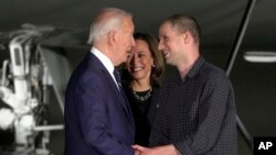 Presiden AS Joe Biden dan Wapres Kamala Harris menyambut reporter Evan Gershkovich setibanya di AS setelah pembebasannya oleh Rusia, 1 Agustus 2024 lalu (foto: dok). Moskow kembali menahan seorang warga AS hari Senin (12/8). 