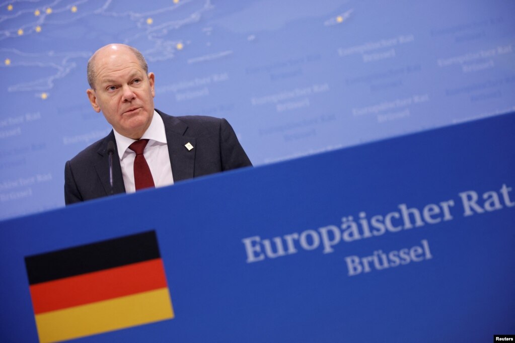 德国总理朔尔茨在布鲁塞尔举行的欧盟峰会记者会上讲话。（2023年3月24日）(photo:VOA)