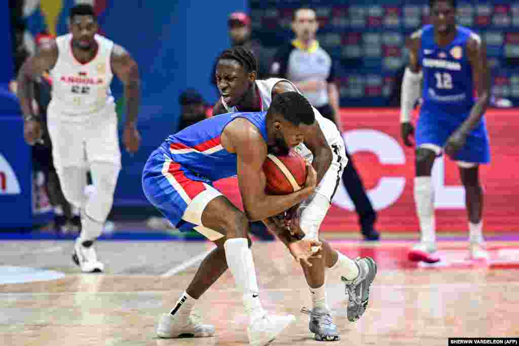 Jean Montero (e) da Rep. Dominicana e Dimitri Maconda (d) disputam a bolo em jogo do grupo A, do Mundial do Basquetebol. Araneta Coliseum, Quezon City, Manila. 29 agosto 2023