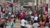 Pessoas caminham numa rua movimentada de Luanda, no dia 26 de Dezembro de 2021. 