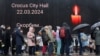 俄罗斯民众为哀悼莫斯科克罗库斯城音乐厅恐怖袭击死难者排队献花。（2024年3月24日）