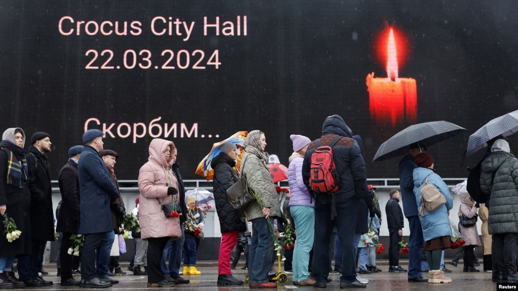 俄罗斯民众为哀悼莫斯科克罗库斯城音乐厅恐怖袭击死难者排队献花。（2024年3月24日）