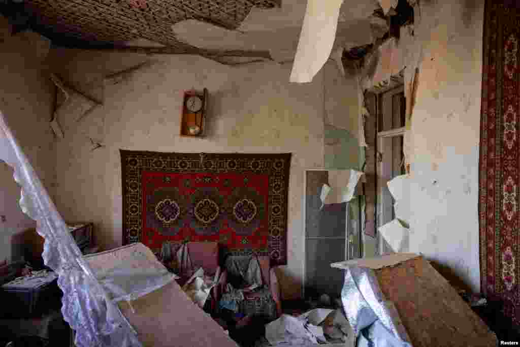Un reloj que se detuvo en el momento aproximado de un ataque aéreo cuelga en una sala de estar de un edificio de apartamentos gravemente dañado en Kostiantynivka, el 10 de abril de 2024.&nbsp;