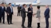 Američki državni sekretar Antony Blinken, treći s desna, razgovara s drugim zvaničnicima dok se priprema za odlazak sa međunarodnom aerodromu Šangaj Hongqiao za Peking, Kina, 25. aprila 2024.