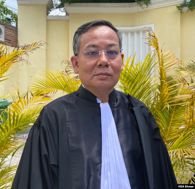 លោក ផែង ហេង សហមេធាវីលោក កឹម សុខា ឈរមុខសាលាឧទ្ធរណ៍ ក្នុងរាជធានីភ្នំពេញ នាថ្ងៃព្រហស្បតិ៍ ទី២៣ ខែឧសភា ឆ្នាំ២០២៤។ (មាស ដា/វីអូអេ)