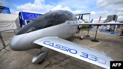 Esta fotografía tomada el 19 de junio de 2023 muestra el avión eléctrico híbrido Voltaero Cassio 330 exhibido en el Salón Aeronáutico Internacional de París en el Aeropuerto Le Bourget de París.