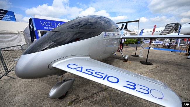 Esta fotografía tomada el 19 de junio de 2023 muestra el avión eléctrico híbrido Voltaero Cassio 330 exhibido en el Salón Aeronáutico Internacional de París en el Aeropuerto Le Bourget de París.