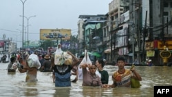 ရေကြီးနေတဲ့ ပဲခူးမြို့အတွင်း သွားလာလှုပ်ရှားနေကြတဲ့ အများပြည်သူများ (အောက်တိုဘာ ၁၀၊ ၂၀၂၃)