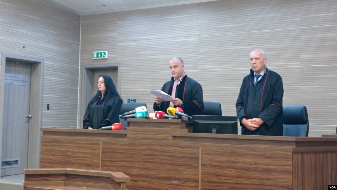 Sudsko veće izriče presudu optuženima za umešanost u ubistvu srpskog političara sa Kosova Olivera Ivanovića, u Osnovnom sudu u Prištini, 28. juna 2024. (Foto: Glas Amerike/Budimir Ničić)