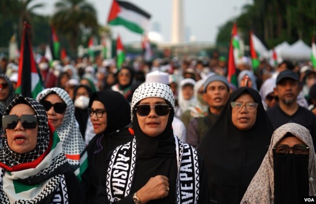 Sekitar 500 orang ikut menghadiri "Doa Bersama untuk Gaza" dalam aksi di kawasan Monas, Jakarta Minggu, 7 April 2024 (VOA/Indra Yoga).