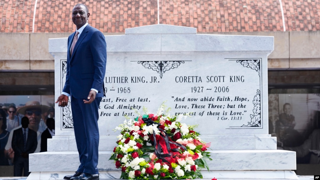 Kenijski predsjednik William Ruto nakon polaganja vijenca na grobnice Martina Luthera Kinga mlađeg i Corette Scott King, tokom zaustavljanja u King Centru u Atlanti, Georgia, 20. maja 2024., u sklopu njegove državne posjete Sjedinjenim Državama. 
