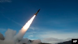 발사대에서 발사되는 '애이태큼스(ATACMS)' 미사일 (자료사진)