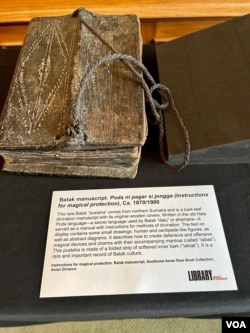 Naskah Batak yang ditulis di kulit kayu koleksi tahun 1870 (VOA Indonesia).