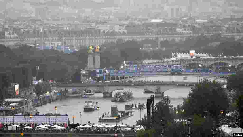 Perahu-perahu yang mengangkut atlet menuju Sungai Seine saat upacara pembukaan Olimpiade Paris 2024, 26 Juli 2024. (Foto:&nbsp;Cheng Min/Pool via REUTERS)