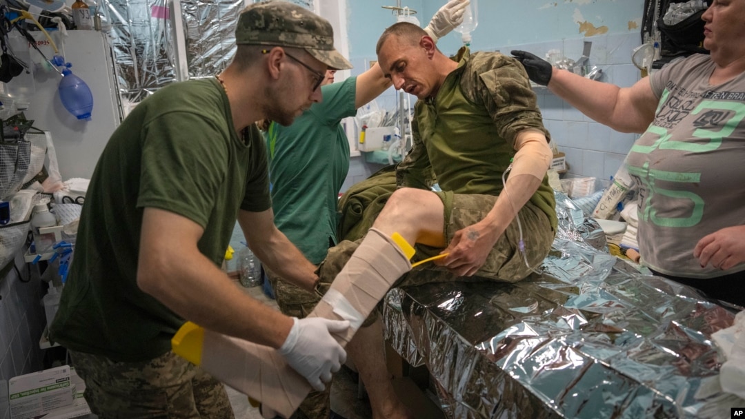 Медики помогают раненным украинским военнослужащим. Район Бахмута, Украина (архивное фото)
