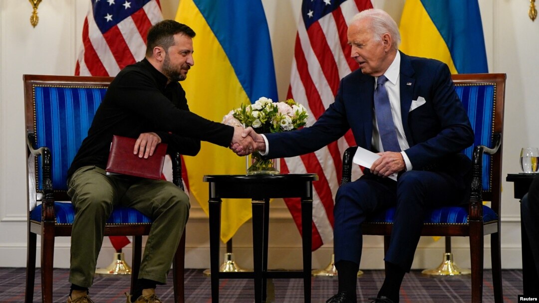 El presidente de Estados Unidos, Joe Biden, estrecha la mano del presidente ucraniano, Volodymyr Zelenskiy, en París, Francia, el 7 de junio de 2024. REUTERS/Elizabeth Frantz