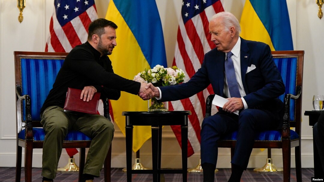 Встреча президентов Джо Байдена и Владимира Зеленского в Париже. 7 июня 2024г. (REUTERS/Elizabeth Frantz REFILE).